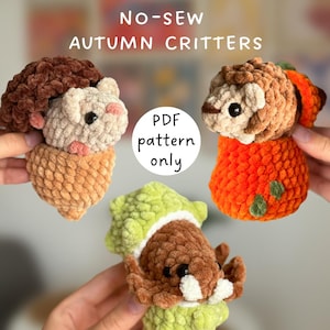 Könnte beinhalten: Drei gehäkelte Plüschfiguren mit der Aufschrift NO-SEW AUTUMN CRITTERS. Eine beige Kreatur in einer braunen Eichelkappe, eine in einer orangefarbenen Kürbisbasis und eine braune Kreatur in einer hellgrünen Blattkappe. Text: PDF pattern only.