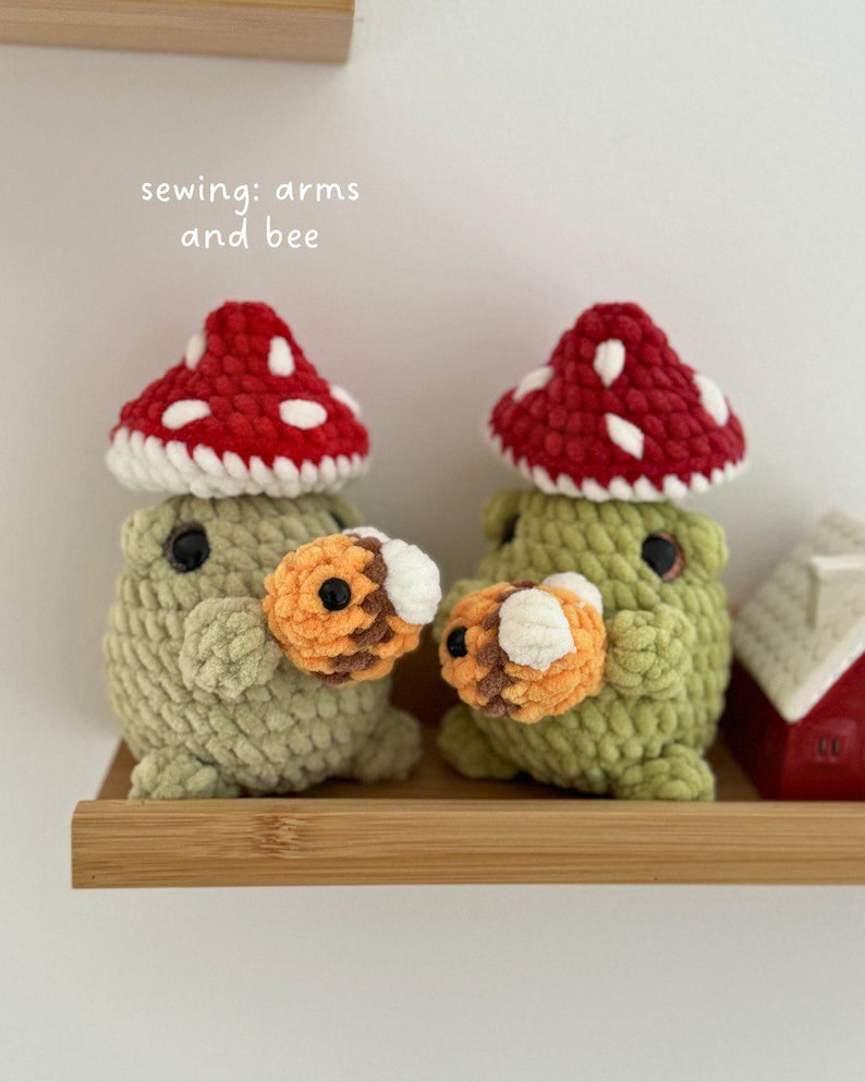 Patrón de amigurumi de crochet de costura baja de rana hongo en inglés, patrón de crochet de Pascua, rana con sombrero de hongo, pop-it de hongo imagen 2