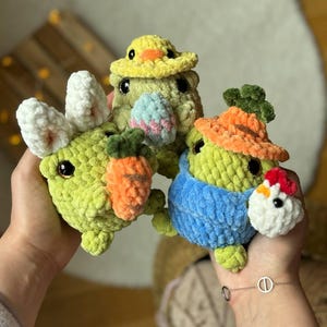 Pu&ograve; includere: Quattro giocattoli di peluche all'uncinetto a forma di animali che indossano cappelli. I giocattoli sono verdi, gialli e blu. I giocattoli tengono carote e un uovo di Pasqua.