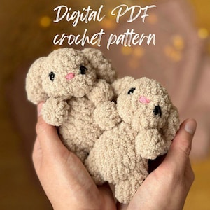 Peut inclure: Deux peluches de lapin en crochet de couleur brun clair. Les lapins ont des yeux noirs et des nez roses. Le texte "Modèle de crochet PDF numérique" est affiché au-dessus des lapins.