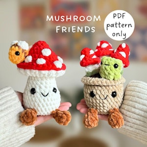 Peut inclure: Deux figurines de champignons crochetés. L'une a un chapeau rouge et blanc à pois, l'autre est dans un pot avec des champignons rouges et blancs et un cube vert. Le texte "Mushroom Friends" et "PDF pattern only" sont visibles.