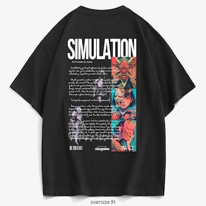 Puede incluir: Una camiseta negra de manga corta con un estampado gráfico en la espalda. El diseño presenta la palabra SIMULATION en letras blancas grandes, una columna de tres ilustraciones de figuras con máscaras japonesas y bloques de texto manuscrito.