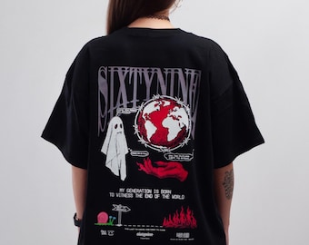 Puede incluir: Una camiseta negra con un estampado gráfico en la espalda. El diseño incluye el texto SIXTYNINE, un fantasma, un globo terráqueo rojo rodeado de alambre de espino, una mano roja, un caracol, llamas y el texto MY GENERATION IS BORN TO WITNESS THE END OF THE WORLD.
