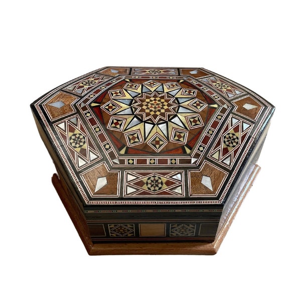 Boîte cambrée artisanale en mosaïque de bois et de nacre - une boîte à bijoux élégante et originale pour les mariages et les souvenirs