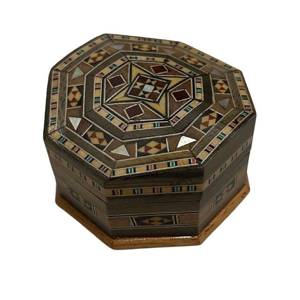 Coffret artisanal cambré en mosaïque, en bois du Moyen-Orient, incrusté de nacre