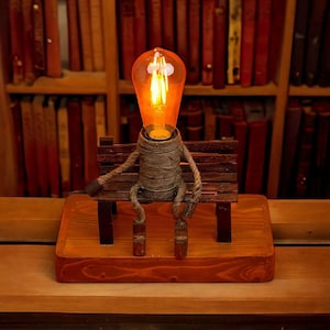 Handgefertigte Seil und Holz Tischlampe - Einzigartige Vintage Stil Glühbirne Figur auf Bank