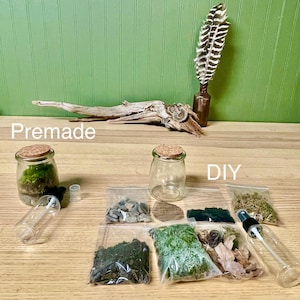 Puede incluir: Un kit de terrario con opciones prefabricadas y de bricolaje. La opci&oacute;n prefabricada incluye un frasco de vidrio con musgo. El kit de bricolaje incluye un frasco de vidrio, un pulverizador y bolsas con elementos decorativos. Las palabras "Premade" y "DIY" son visibles.