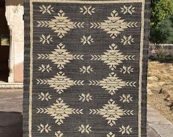 Indiase kelimtapijt – zwart en crème tribaal geometrisch platgeweven wollen jute vloerkleed, handgemaakt rustiek vloerkleed voor woonkamer