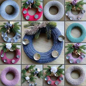 Könnte beinhalten: Eine Sammlung gehäkelter Kerzenkränze in verschiedenen Farben, darunter Grau, Rosa und Blau. Einige Kränze sind mit künstlichem Grün, Blumen und Kerzenhaltern verziert. Die Kränze sind kreisförmig und scheinen handgefertigt zu sein.
