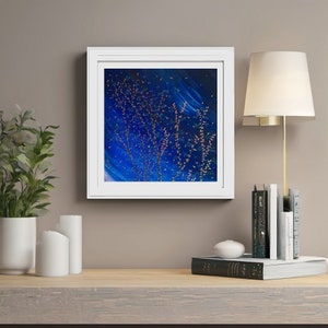 Impresión de arte de cielo nocturno con ramas de brotes/hojas flotantes y delicados - Impresión de bellas artes sin marco - Impresión de 14 x 14 de un artista del Reino Unido
