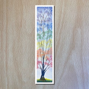 Impresión de arte de árbol mágico Chakra Rainbow con casita - Fine Art Giclee - aproximadamente 6,5 x 31 pulgadas Paisaje - Artista del Reino Unido.