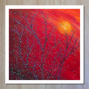 Impresión artística de Red Sky con un amplio fondo con hojas flotantes y ramas danzantes. Giclee - Impresión de 14 x 14 pulgadas del artista del Reino Unido