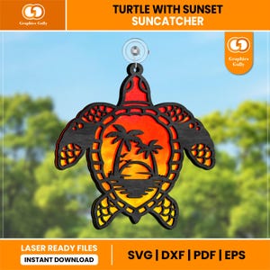Puede incluir: Un atrapasol de madera de tortuga cortado con láser con un diseño de puesta de sol y palmeras. La tortuga es negra con acentos naranja y amarillo. El atrapasol está listo para ser ensamblado y colgado.