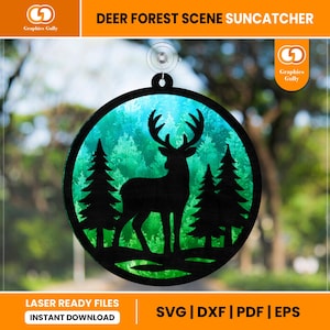 以下が含まれることがあります： 黒い鹿と森のシーンのサンキャッチャー。背景は緑と青。サンキャッチャーは丸く、鹿のシルエットと木があります。「DEER FOREST SCENE SUNCATCHER」の文字が上部にあります。Graphics Gullyのロゴ。