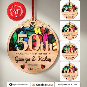 Può includere: Ornamenti di anniversario in legno con un design a vetrata colorata. L'ornamento principale celebra un 50° anniversario d'oro con nomi e data del matrimonio. Altri ornamenti segnano 25°, 30°, 40° e 60° anniversari.