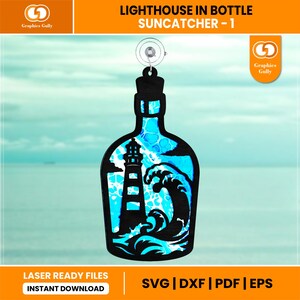 以下が含まれることがあります： 青い波が瓶の中に描かれた、瓶の中の灯台の黒いシルエット。瓶の上部には、吊り下げ用の吸盤が付いている。画像の上部には、「LIGHTHOUSE IN BOTTLE SUNCATCHER - 1」というテキストが書かれている。