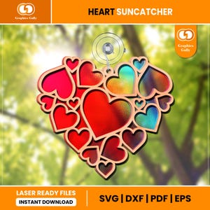 Op de afbeelding: Een hartvormige zonvanger gemaakt van hout met een gelaagd ontwerp van kleinere harten. De harten zijn in tinten rood, oranje, geel, groen, blauw en paars. De zonvanger hangt aan een zuignap.