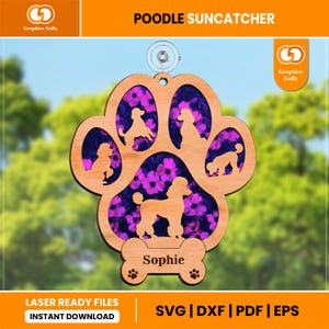 Op de afbeelding: Een houten pootvormige zonenvanger met een paars bloemenmotief en een poodlesilhouet. De zonenvanger heeft een botvormig naamplaatje met de naam "Sophie" erop.
