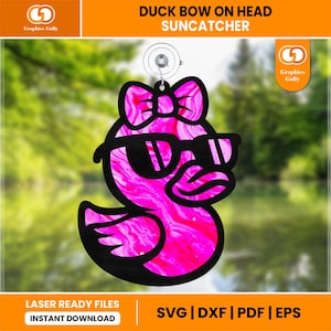 Puede incluir: Un atrapasoles en forma de pato rosa con lazo y gafas de sol. El atrapasoles tiene un contorno negro y un interior rosa veteado. El texto en la imagen incluye "DUCK BOW ON HEAD SUNCATCHER" y "LASER READY FILES INSTANT DOWNLOAD".
