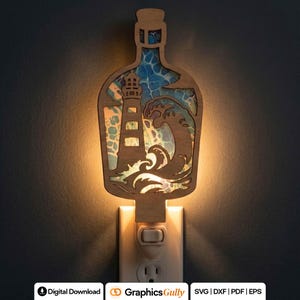 Könnte beinhalten: Ein flaschenförmiges Nachtlicht aus Holz mit einem Scherenschnitt-Design eines Leuchtturms und brechenden Wellen. Der Hintergrund zeigt ein blau-weißes Fluid-Art-Muster. Das Licht steckt in einer Steckdose und strahlt ein warmes Licht aus.
