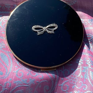 vintage Stratton Compact, noir, émail avec motif d&#39;arc en marcassite argentée. État fantastique loos inutilisé.