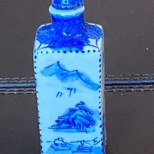 Vintage Chinese porcelain snuff bottle, hand painted and glazed, marked on the bottom