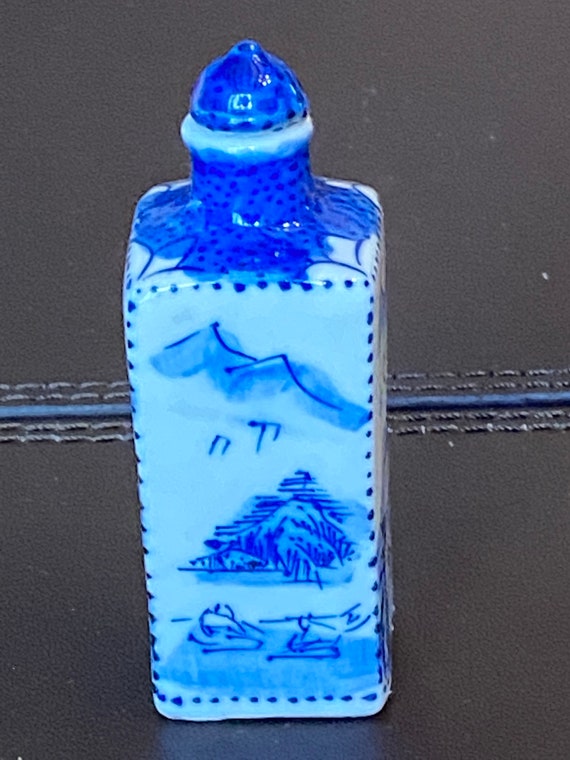 ヴィンテージの中国製磁器の嗅ぎタバコ瓶。手描きと釉薬が施され ヴィンテージの中国製磁器の嗅ぎタバコ瓶。手描きと釉薬が施され