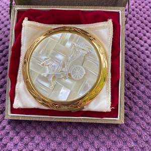 Pearl Wedding gift Mother of Pearl and gold tone metal powder compact Japanese 1950’s