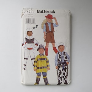 Peut inclure: Une pochette de patron de couture Butterick 3244 illustrant quatre costumes : une combinaison spatiale blanche, une tenue de cow-girl marron à franges avec un chapeau rouge, un manteau de pompier jaune et noir, et un gilet à motif vache.
