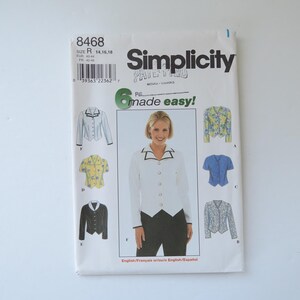 Peut inclure: Une pochette de patron de couture Simplicity 8468 pour une veste en tailles 14, 16 et 18. L'emballage en papier blanc présente des illustrations de six variantes de vestes, incluant des imprimés floraux, des couleurs unies et un col contrasté.