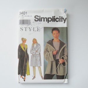 Peut inclure: Une pochette de patron de couture Simplicity 9401 pour une veste en tailles XS, S, M, L et XL. La couverture présente des illustrations de deux modèles de vestes et une photo d'une personne portant une veste à capuche grise doublée.