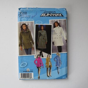 Peut inclure: Une pochette de patron de couture Simplicity 2508 inspirée par Project Runway. Le devant présente trois photos de modèles portant des manteaux et trois illustrations de modèles de manteaux en rose, jaune et bleu, avec la taille D5 4,6,8,10,12.
