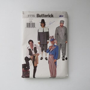 Peut inclure: Un patron de couture Butterick vintage avec des modèles de costumes. Le patron comprend des illustrations d'un pirate, d'un pèlerin, d'un prisonnier et de l'Oncle Sam. Le patron est étiqueté "3556" et comprend la taille L/XL.