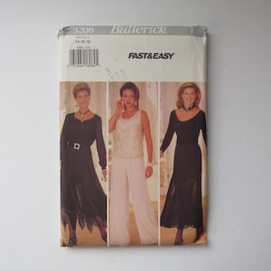 Peut inclure: Une enveloppe de patron de couture Butterick vintage présentant trois femmes en tenues de soirée. L'enveloppe est étiquetée "FAST & EASY" et porte le numéro de modèle 3208. La gamme de tailles est 14-16-18.