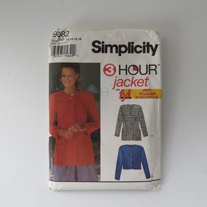 Peut inclure: Un patron de couture Simplicity pour une veste de 3 heures. Le patron présente une femme portant une veste rouge avec une jupe assortie. Le patron montre également une veste noire et blanche et une veste bleue.
