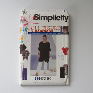 Peut inclure: Un patron de couture Simplicity vintage pour des solutions pour les femmes rondes. Le patron présente une femme portant une tunique noire et un pantalon blanc. Le patron comprend également des images d'autres vêtements. Le texte sur le patron indique "1 Hour".