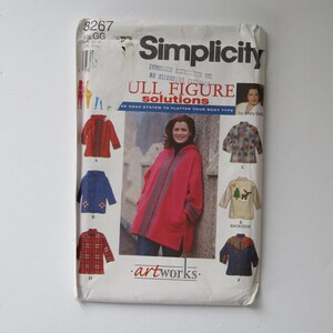 Peut inclure: Une enveloppe de patron de couture Simplicity avec des illustrations de manteaux. L'enveloppe présente une femme en manteau rouge, avec le texte "ULL FIGURE solutions" et "artworks."