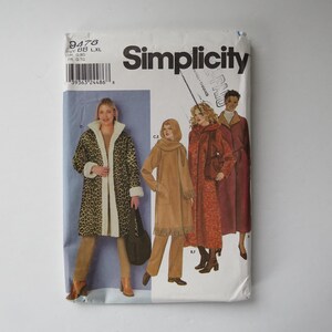 Peut inclure: Une pochette de patron de couture Simplicity 9478 pour les tailles L et XL. Le devant présente des illustrations de manteaux et vestes, dont un manteau à motif léopard avec bordure blanche, un manteau à capuche beige à franges et des manteaux longs.