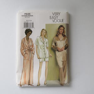 Peut inclure: Une pochette de patron de couture Very Easy Vogue, numéro 7645, présentant des illustrations de vêtements de nuit, notamment une longue robe de chambre, une chemise à manches courtes boutonnée avec un short et une chemise à manches longues.
