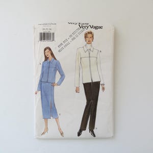 Peut inclure: Ensemble de trois mugs en céramique avec une finition mate et mouchetée. Les tasses sont de couleur crème, gris clair et gris foncé. Chaque mug a un design simple et minimaliste.