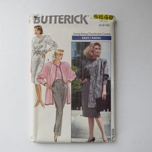 Peut inclure: Un paquet de patrons de couture Butterick vintage, avec des illustrations de modèles de vêtements pour femmes. Le paquet porte le numéro 5846 et comprend le texte "EASY/FACILE". Les modèles comprennent une robe, un tailleur pantalon et une veste.
