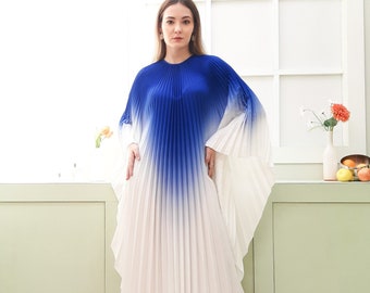 Vestido caftán plisado con degradado azul: ropa de resort de talla grande