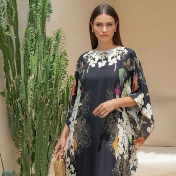 Caftán de lujo blanco y negro con estampado floral: caftán de seda mixta para mujeres de baja estatura, estilo clásico.