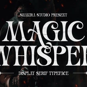 Op de afbeelding: Een digitale afbeelding met de witte tekst SHAKIRA STUDIO PRESENT, MAGIC WHISPER en DISPLAY SERIF TYPEFACE. De typografie staat tegen een donkere, schimmige achtergrond met een figuur in een pestmasker en vierpuntige sterren.