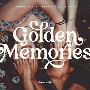 Op de afbeelding: Afbeelding met de tekst "Golden Memories" in een schreeflettertype, over twee personen geplaatst. De woorden "Golden Batch - Elegant Serif Font" en "Shakini Studio" zijn ook zichtbaar. De achtergrond is donker en bloemig.