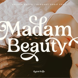 Op de afbeelding: Een vrouw ligt op een wit bed, met de woorden "Madam Beauty" in een groot, elegant schreeflettertype. De tekst "Golden Batch - Elegant Serif Font" staat bovenaan. De afbeelding heeft een zacht, warm kleurenpalet.