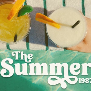Op de afbeelding: Twee plastic bekers met rietjes en sinaasappelschijfjes, gevuld met gele en witte dranken, op een gestreepte handdoek met de tekst "The Summer of 1987" in witte letters.