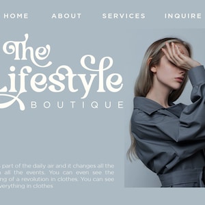 Op de afbeelding: Een lichtblauw website-ontwerp met de tekst "The Lifestyle Boutique" in een decoratief lettertype. De afbeelding bevat een model in een grijze outfit en de tekst "Fashion, is part of the daily air and it changes all the time..."