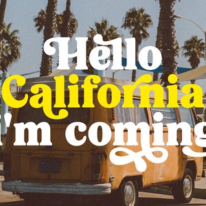 Op de afbeelding: Een gele vintage bus met de tekst "Hello California I'm coming" in witte en gele letters aan de zijkant. De bus staat geparkeerd voor een rij palmbomen.