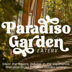 Op de afbeelding: Een wit bord met de tekst "Paradiso Garden Eatery" in een retro-lettertype. Het bord staat voor een groene, bladerrijke plant en een houten gebouw met ramen. De tekst onder het bord luidt "Geniet van de smaken, geniet van de ervaring. Welkom bij onze Paradiso Garden eetgelegenheid!"